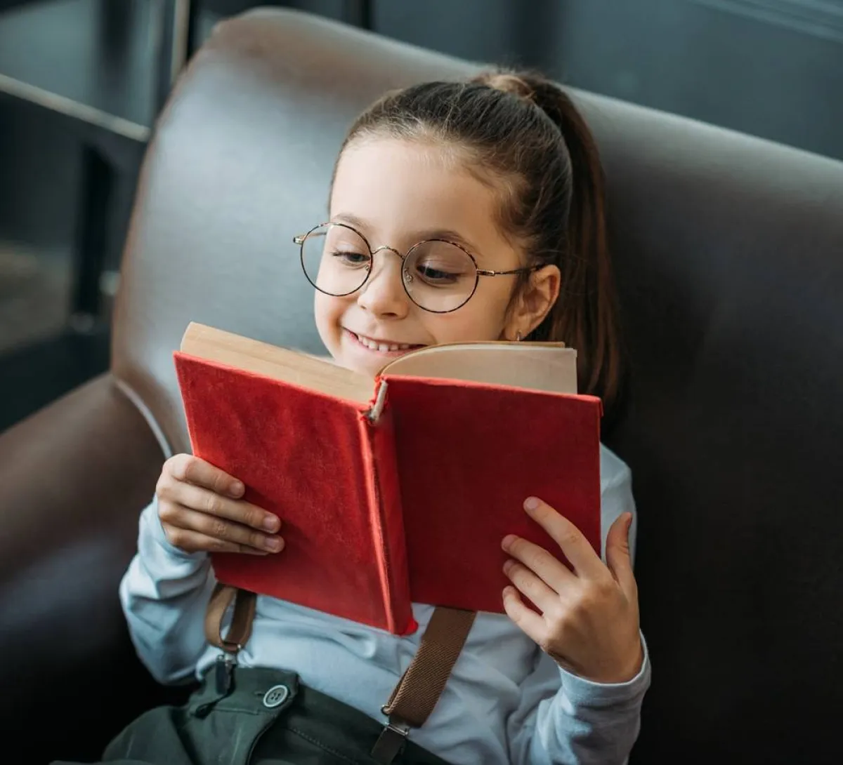 صورة لطفلة تقرأ بكل تركيز