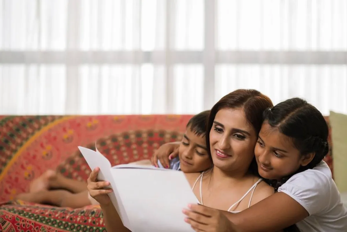 صورة لأم تمارس القراءة الجماعية