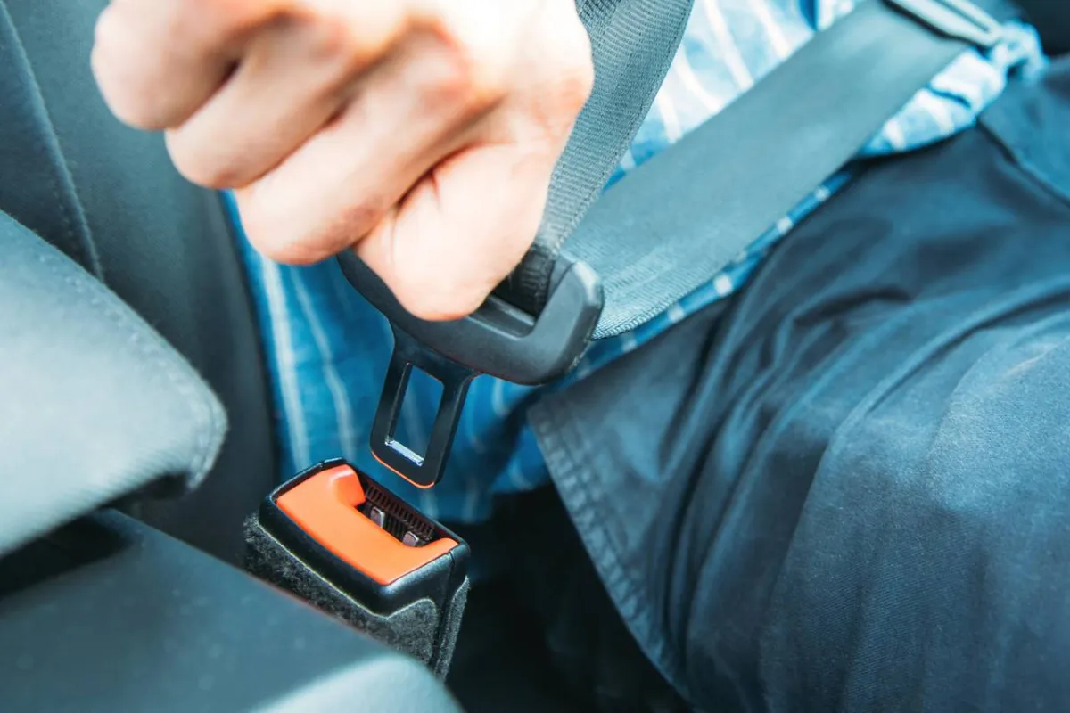 الأم تقود السيارة