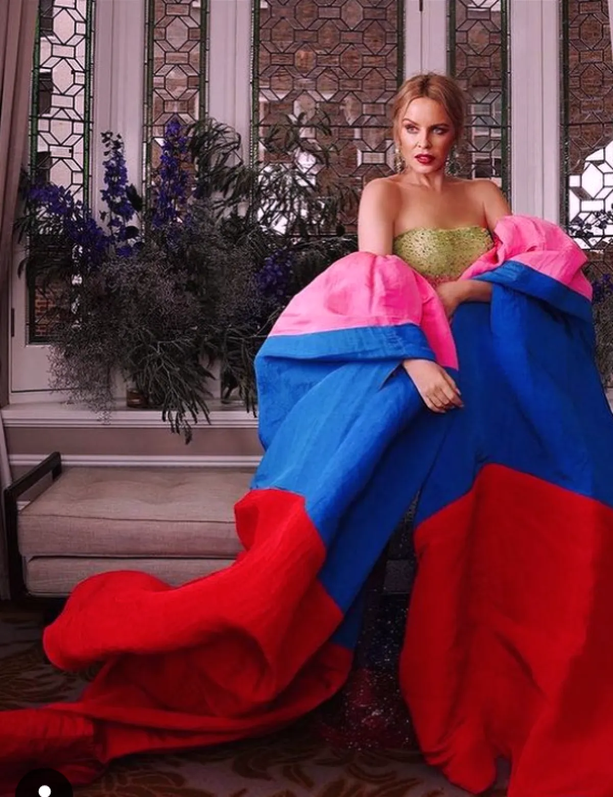 كايلي مينوغ ترتدي فستان كولور بلوك 