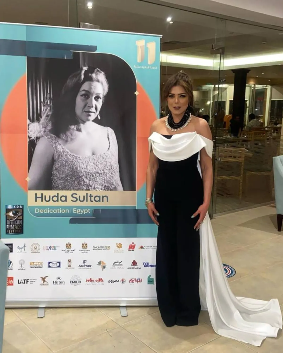 ناهد السباعي بجوار صورة جدتها هدى سلطان - الصورة من حسابها على انستغرام