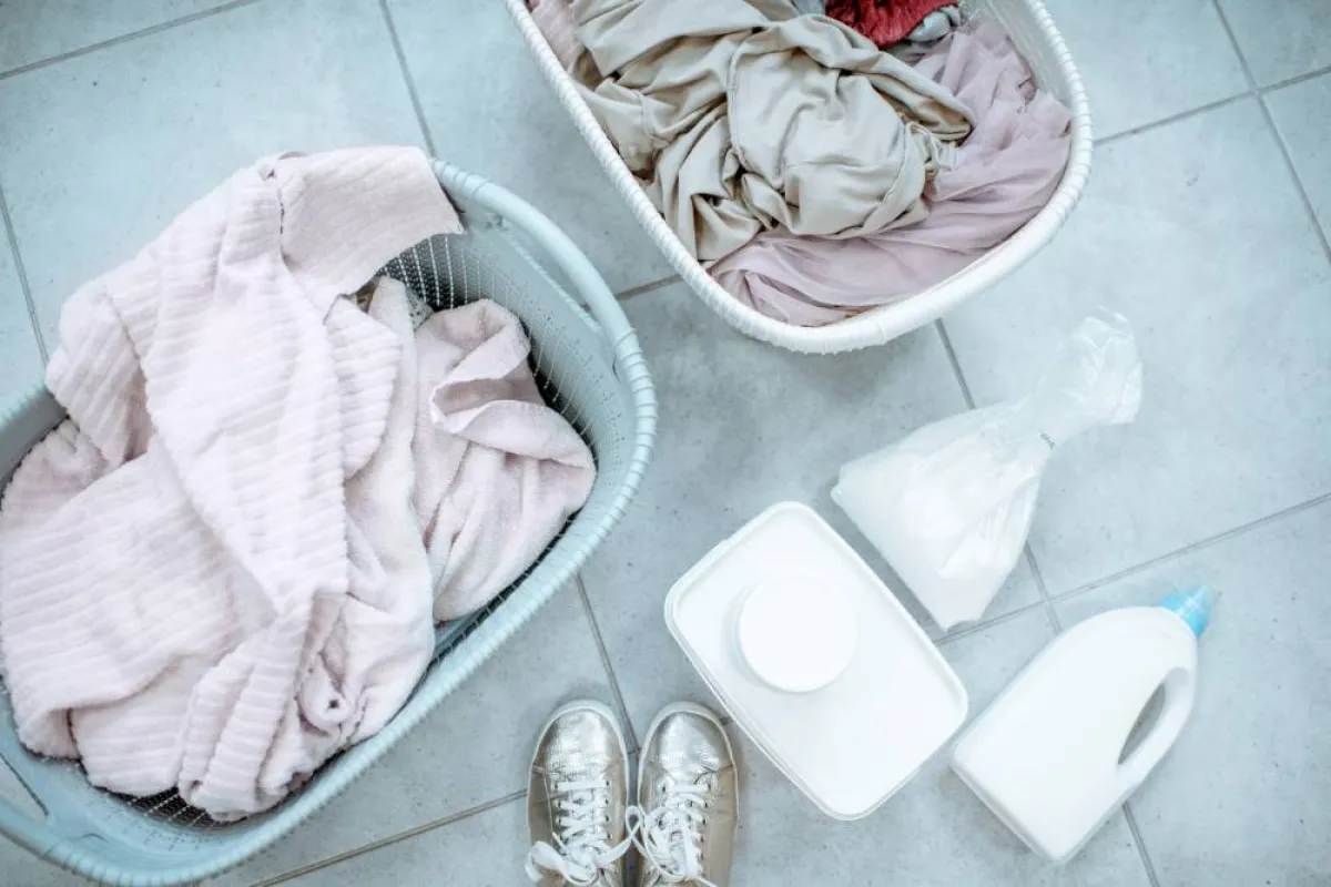  قد يرجع سبب الرائحة الكريهة للملابس، بعد الغسيل، إلى سائل الغسيل