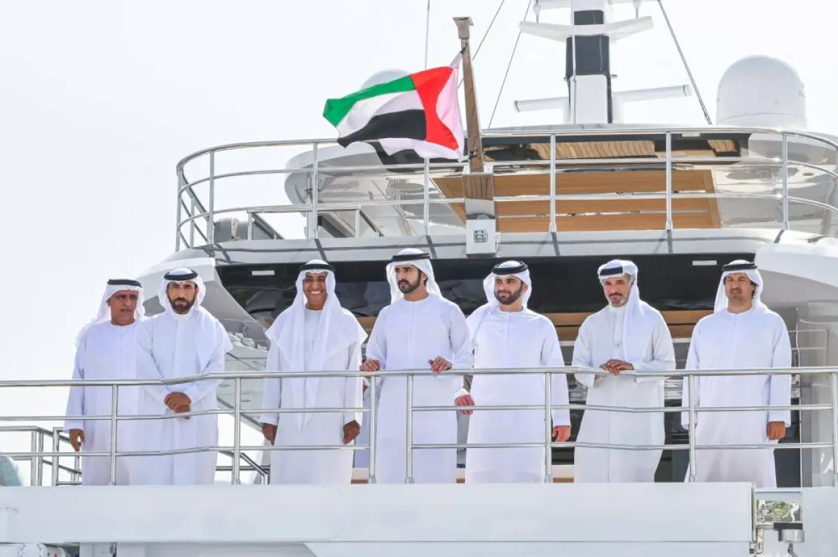 ولي عهد دبي أثناء جولته داخل المعرض - الصورة من وام