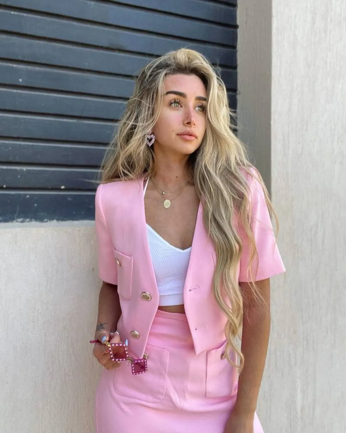 هنا الزاهد بجاكيت وردي قصير مع تنورة قصيرة وتوب أبيض