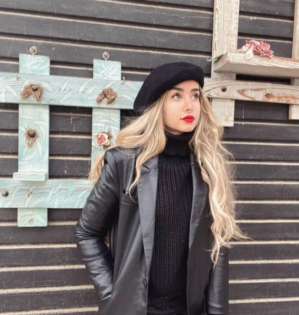 هنا الزاهد بجاكيت جلد أسود وتوب صوف باللون نفسه 