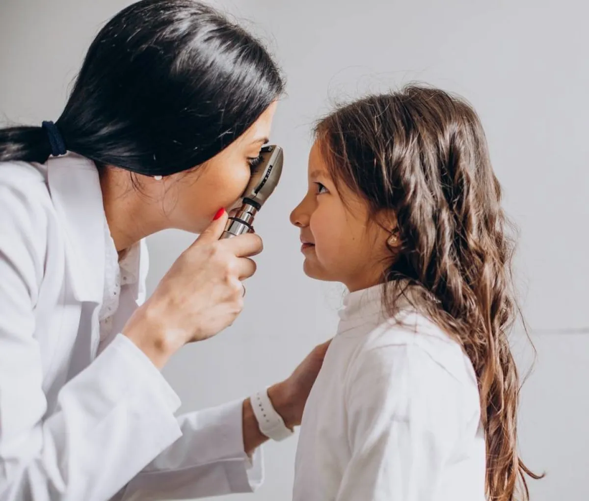 صورة لفحص عيني طفلة