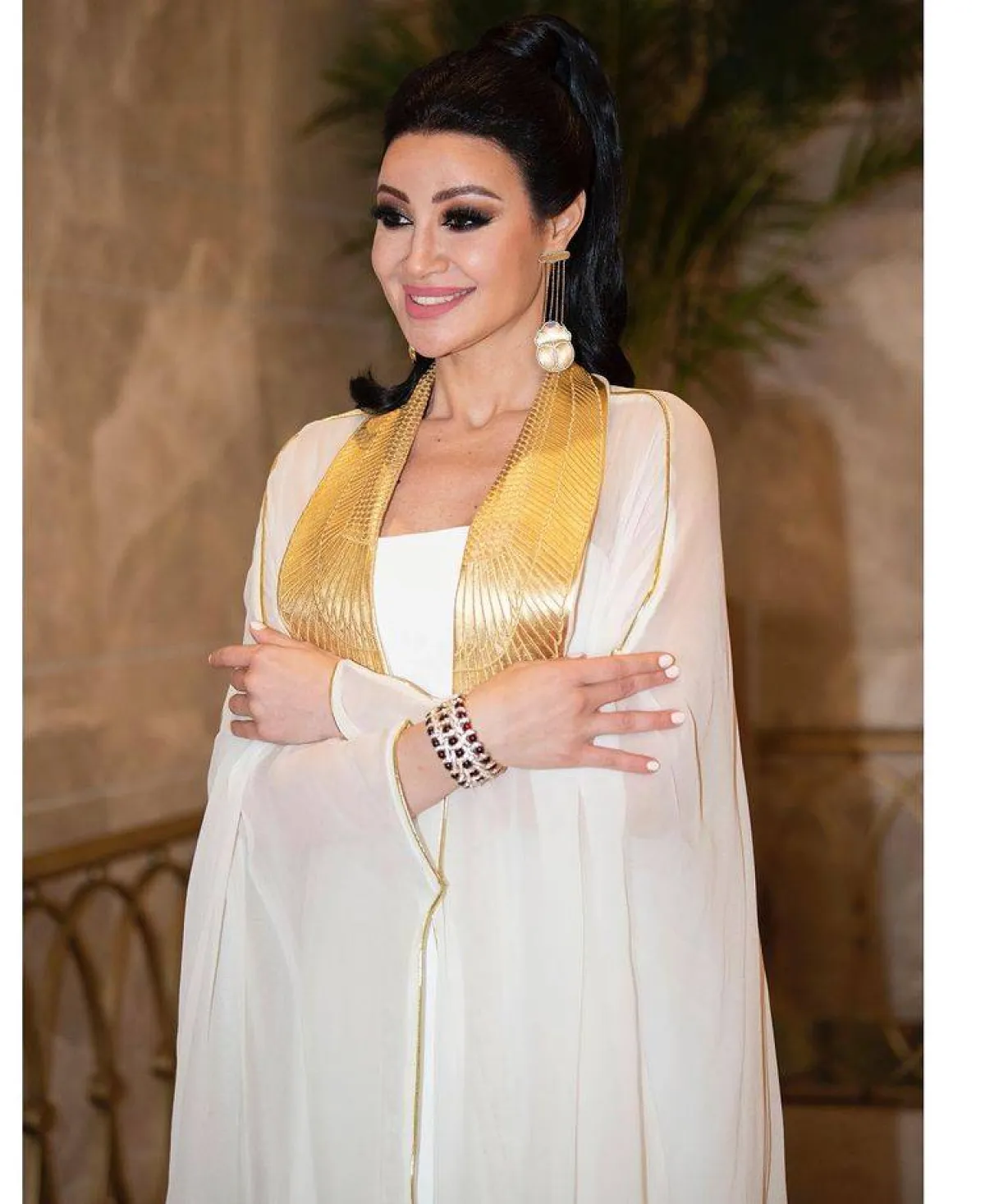 أروى جودة بأقراط طويلة من الذهب الأصفر