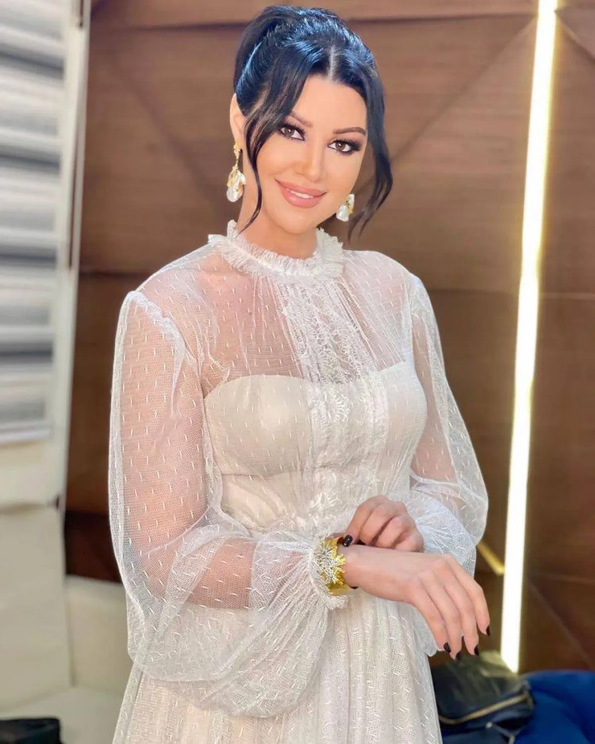 أروى جودة بأقراط وسوار من الذهب الأصفر وعرق اللؤلؤ