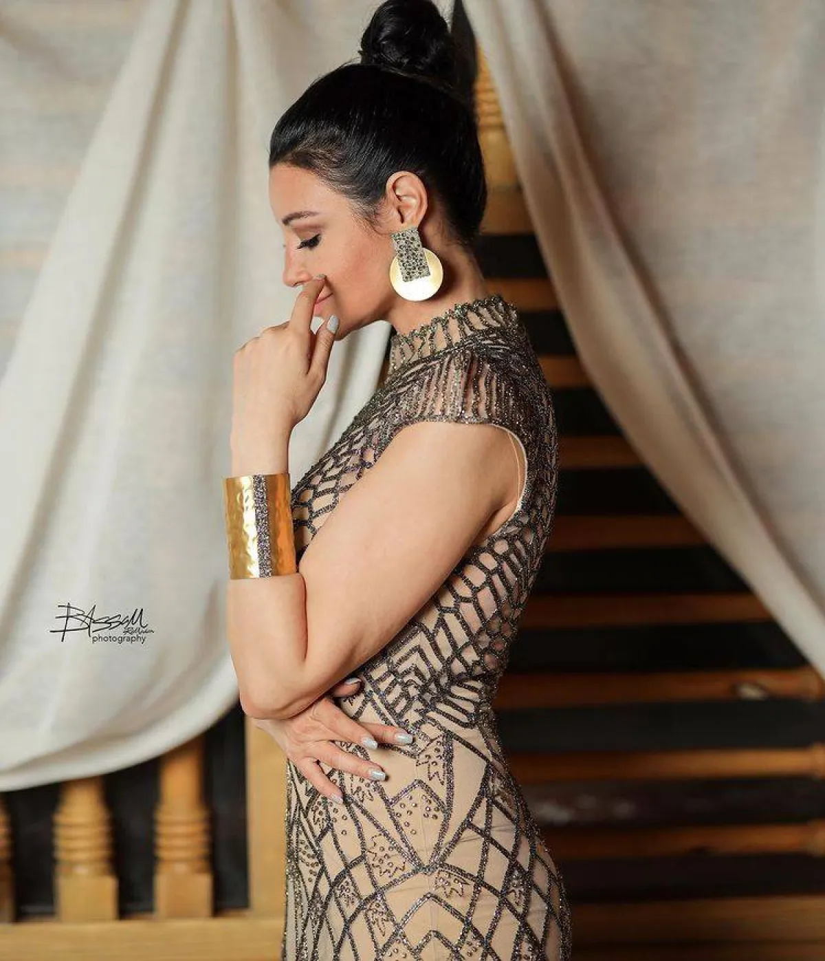 أروى جودة بمجوهرات ذهبية بتصميم فرعوني