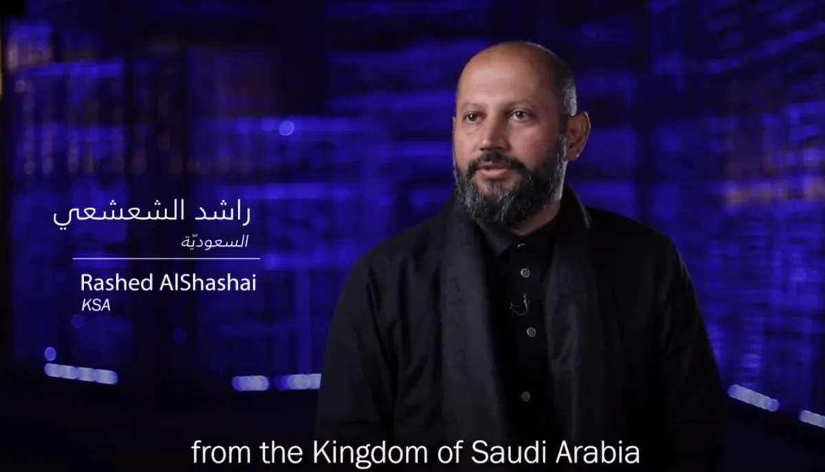 راشد الشعشعي فنان سعودي مشارك في بينالي الدرعية - الصورة من حساب بينالي الدرعية على تويتر