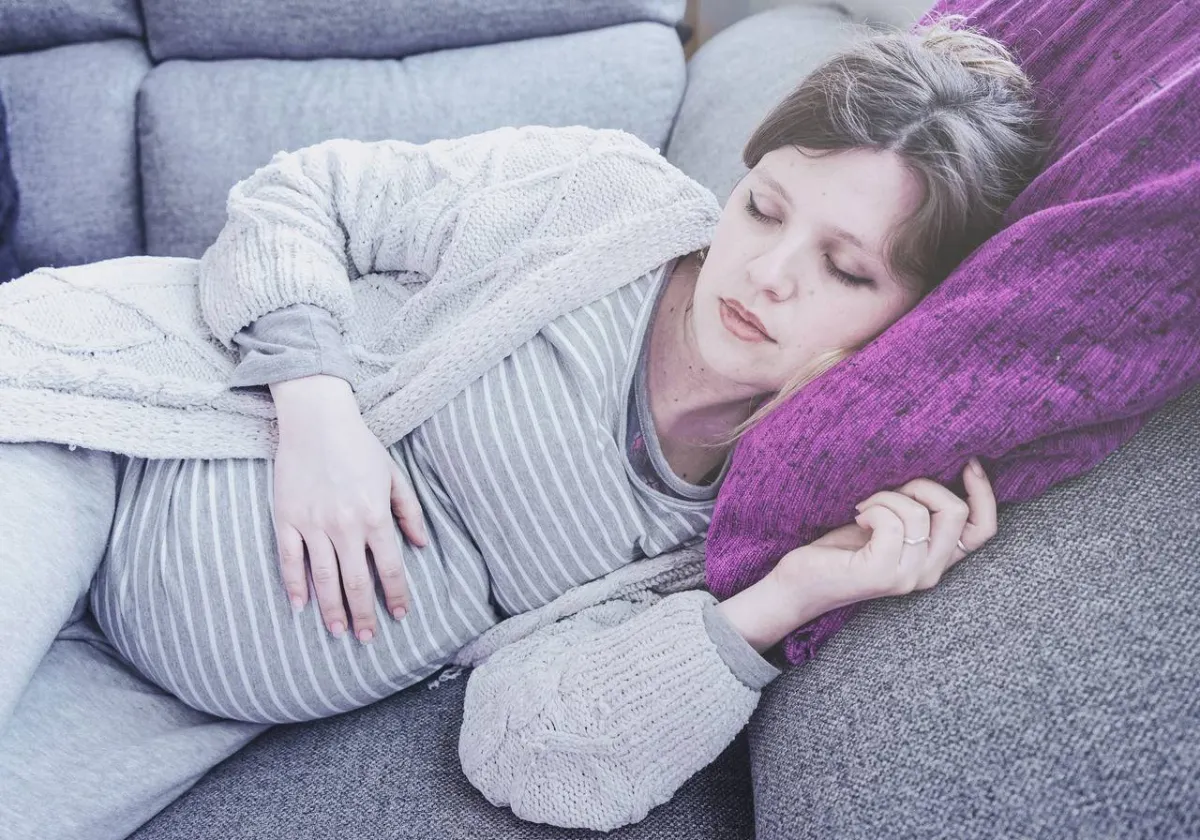 صورة لحامل تستريح