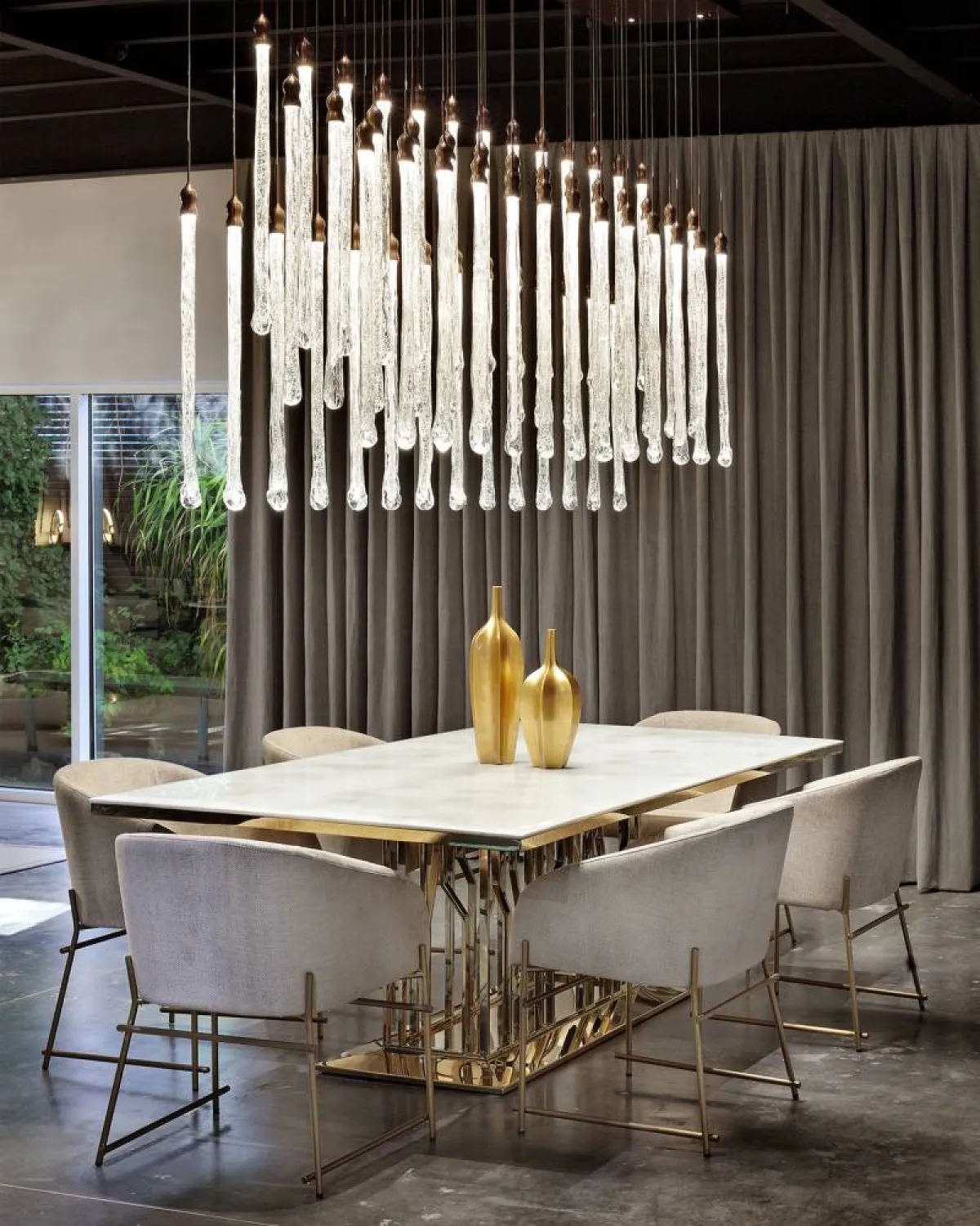 في موضة العام الجاري، هناك الثريات الضخمة المسلطة إضاءتها على طاولات الطعام