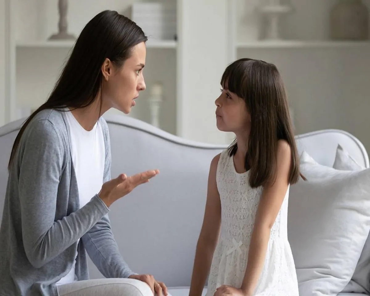 صورة لأم تعاقب طفلتها