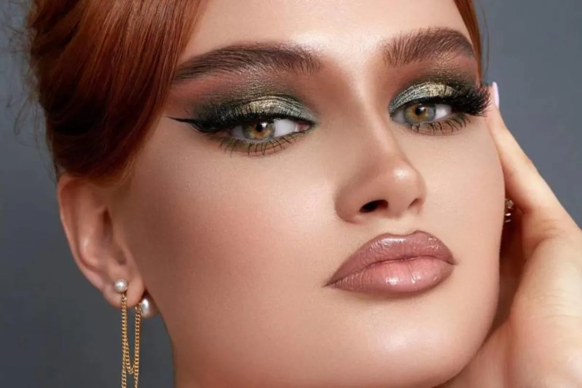 مكياج عيون ثقيل باللونين الأخضر والذهبي(الصورة من حساب nessbeautystudio على إنستغرام)