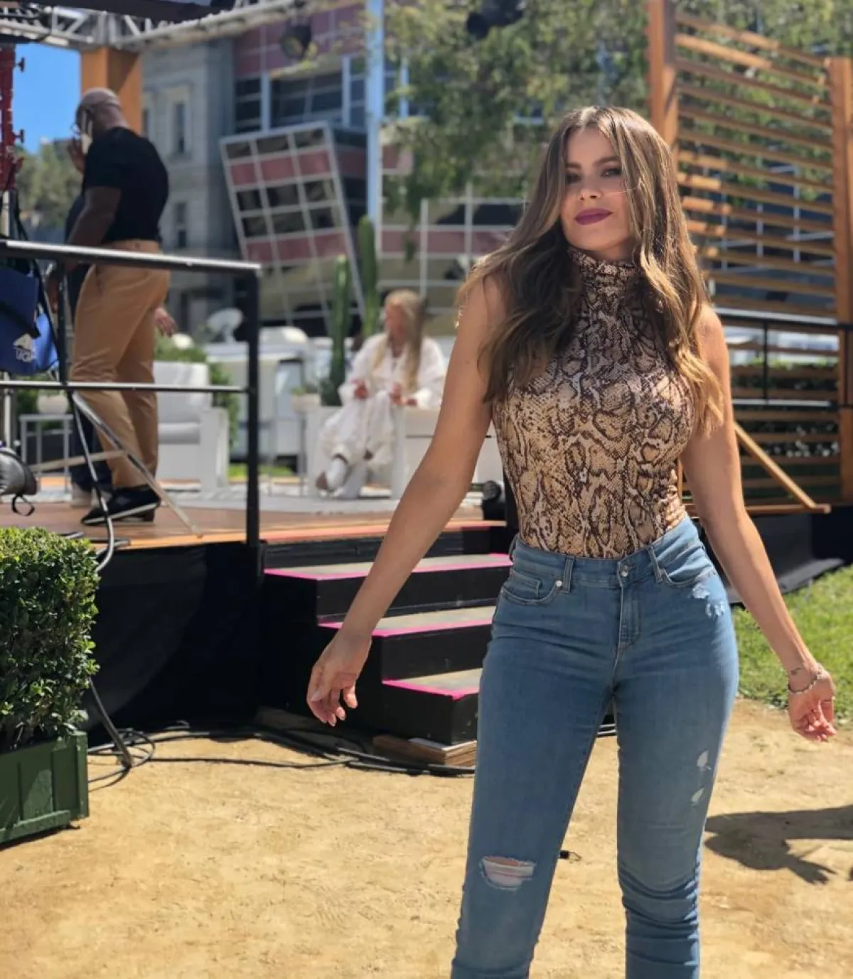 صوفيا فيرغارا بسروال جينز أنيق   