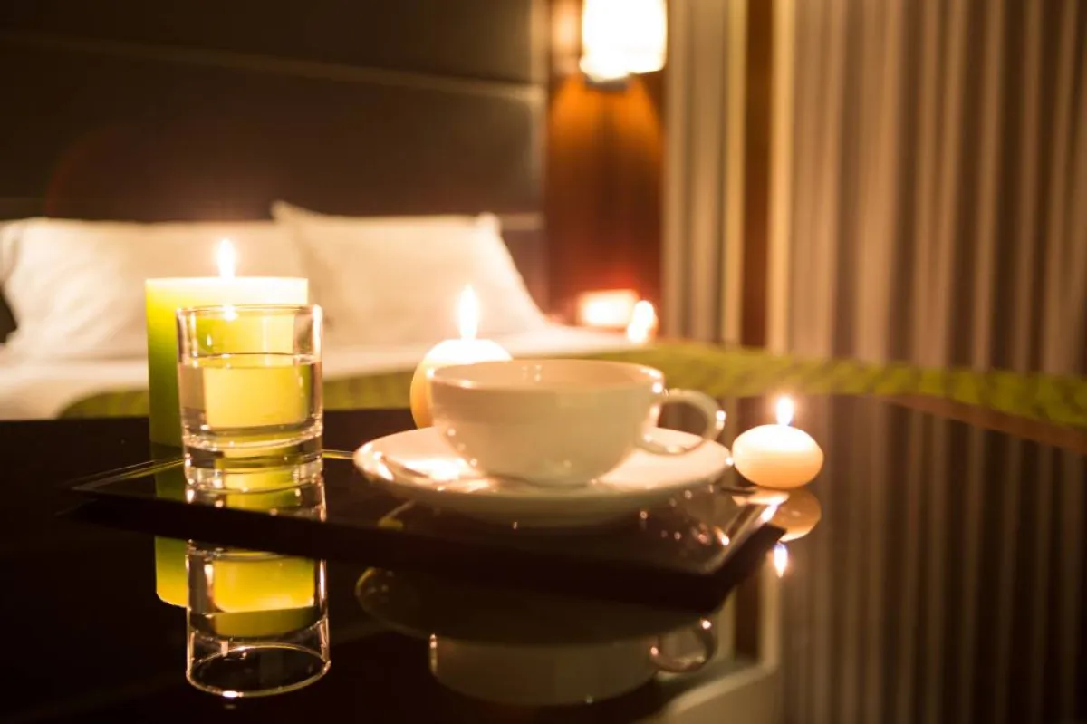 الجناح يحتوي على غرفة معيشة متصلة بغرفة نوم واحدة أو أكثر