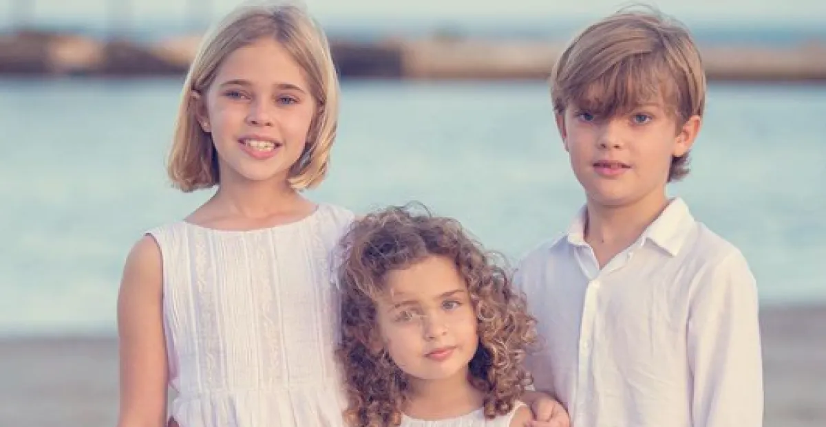 الأميرة أدريان مع شقيقها وشقيقتها - الصورة من حساب الأميرة مادلين على انستغرام