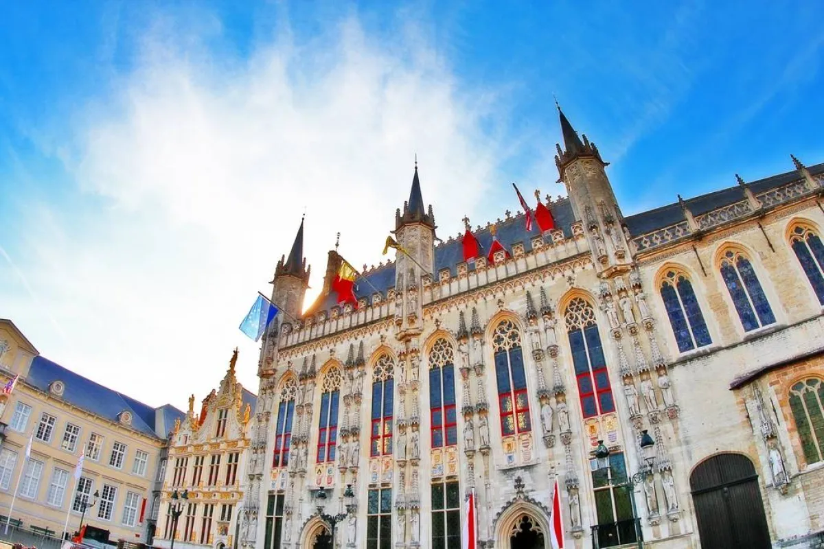  قاعة المدينة، في ساحة "بورغ"