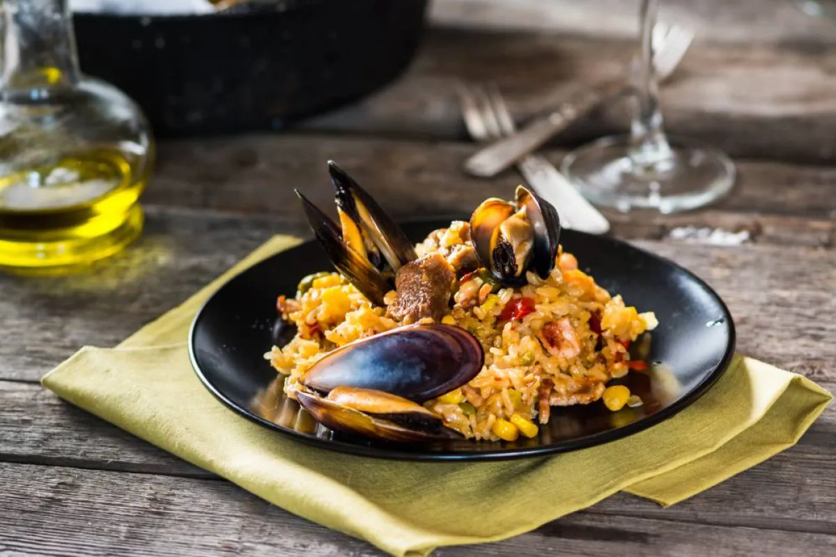 طبق من الباييلا