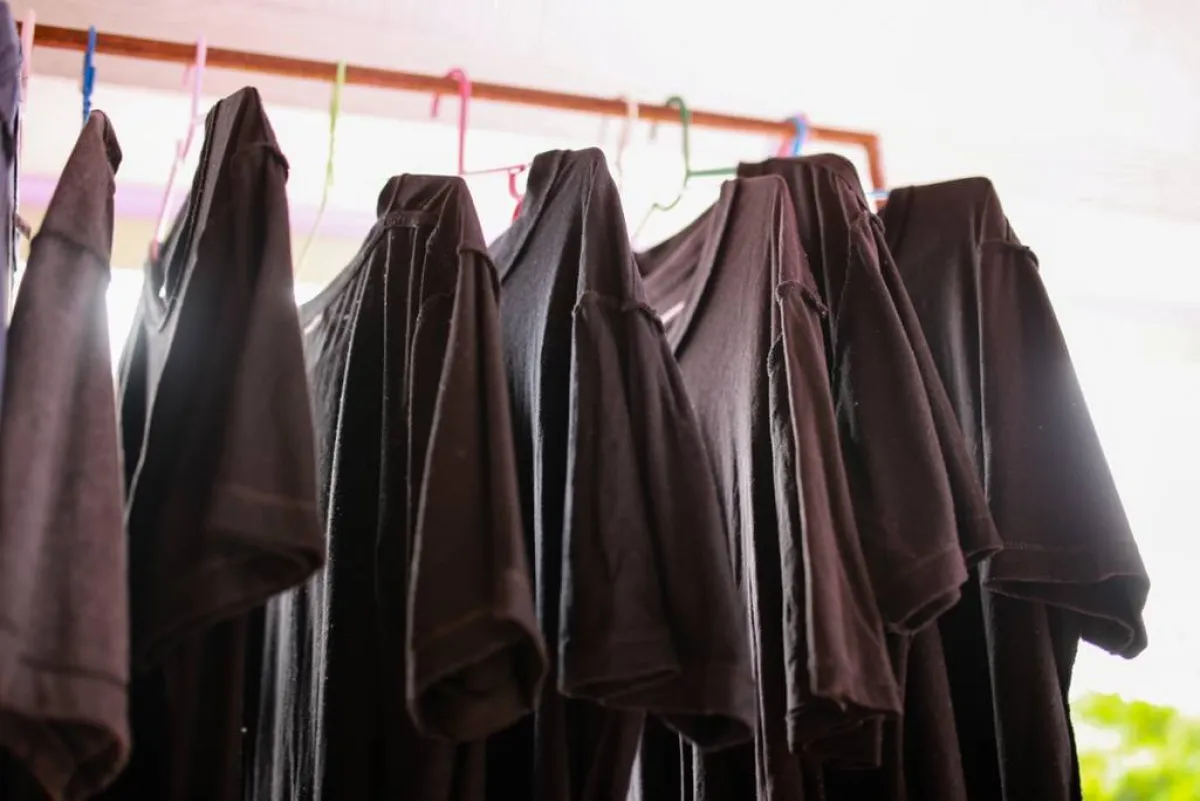من الهامّ تعليق الملابس السوداء حتى تجفّ