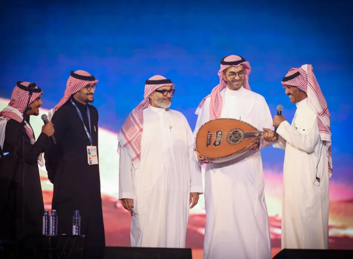 تكريم خالد عبدالرحمن بعود من ذهب - الصورة  من المركز الإعلامي لبنش مارك