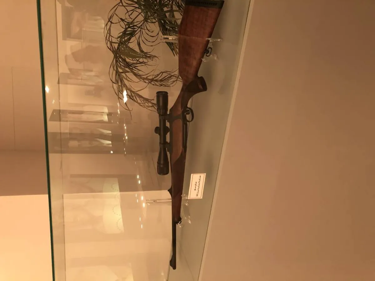 بندقية الفنان خالد عبدالرحمن - تصوير يارا طاهر