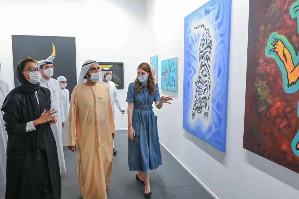 الشيخ محمد بن راشد خلال زيارته لمعرض "آرت دبي"- الصورة من حساب حاكم دبي على تويتر