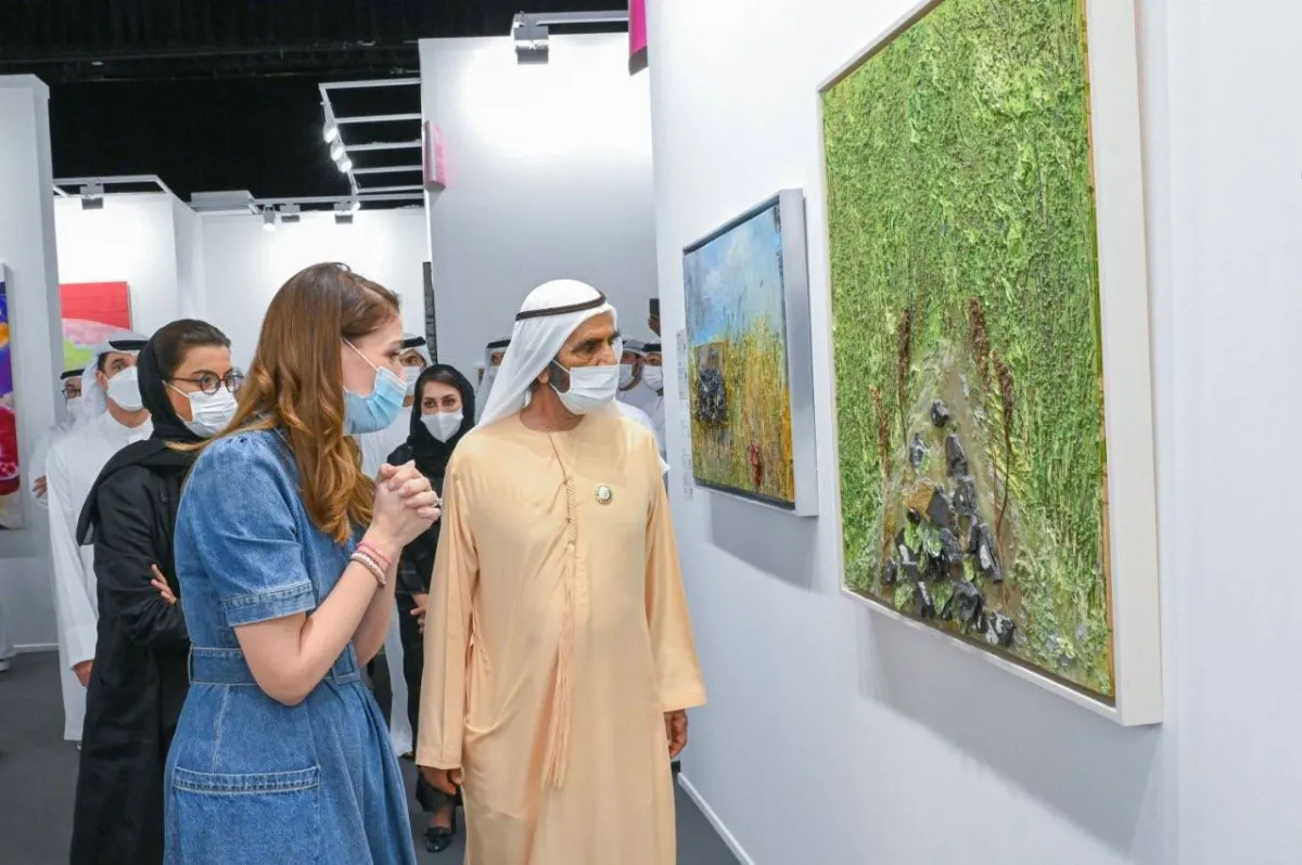 الشيخ محمد بن راشد خلال زيارته لمعرض "آرت دبي"- الصورة من حساب حاكم دبي على تويتر