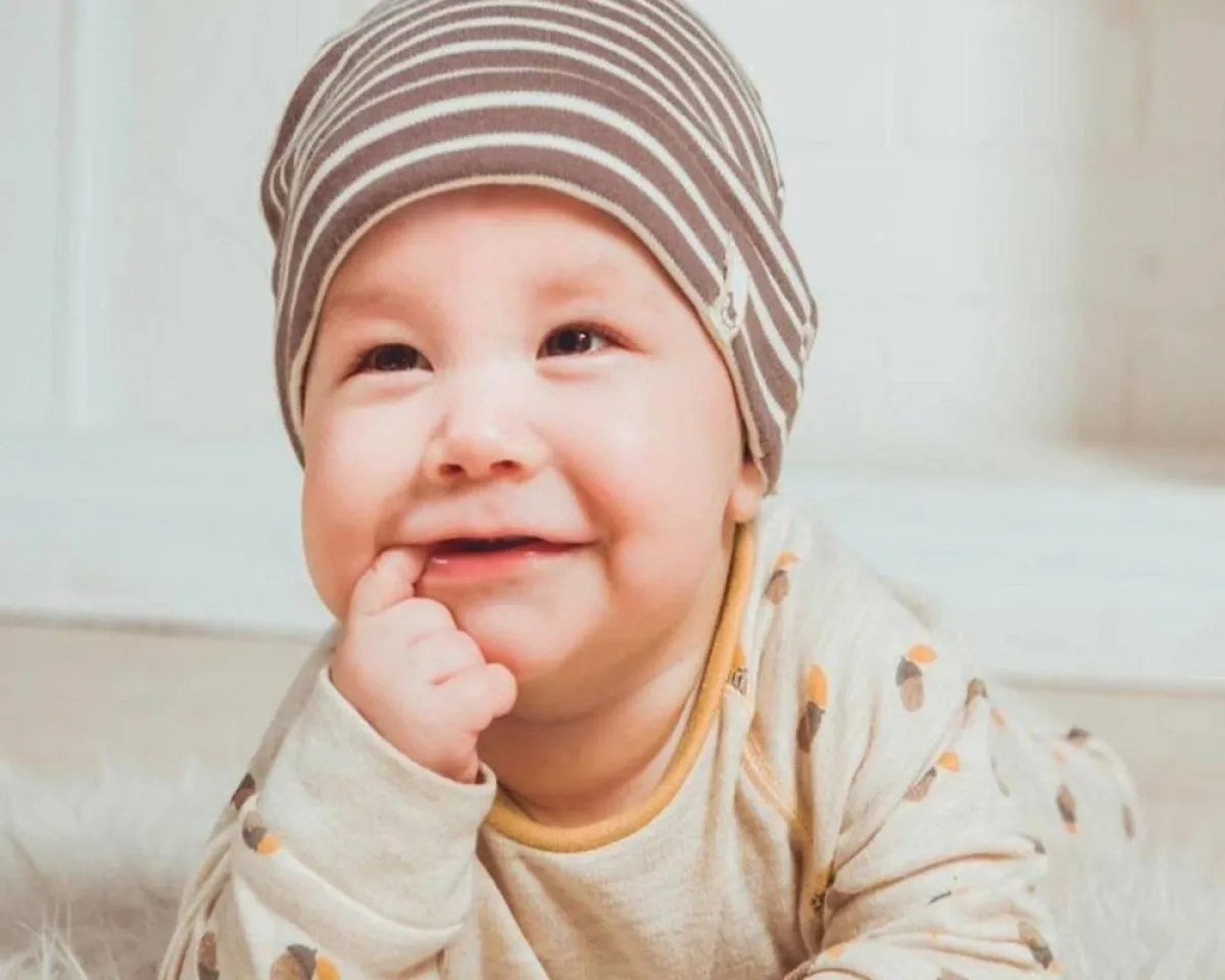 صورة لطفل رضيع نائم على بطنه