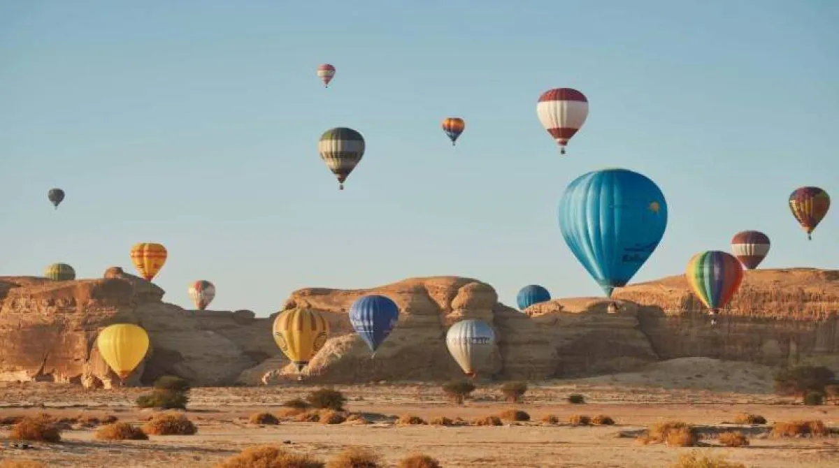 الاتحاد السعودي للمنطاد أطلق برنامجًا تدريبيًّا لتأهيل طياري المناطيد. الصورة من الشرق الأوسط