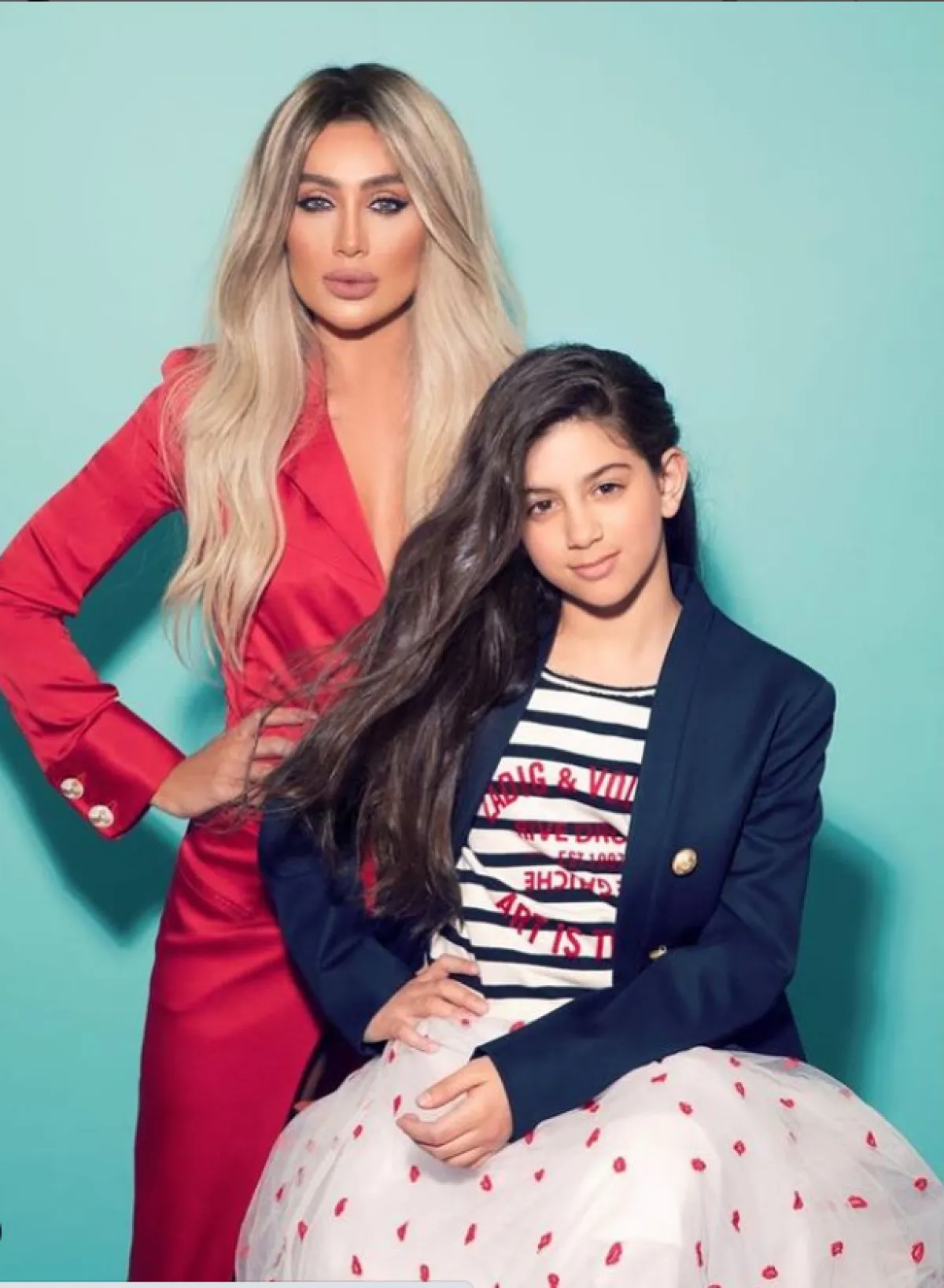 مايا ترتدي الأحمر 