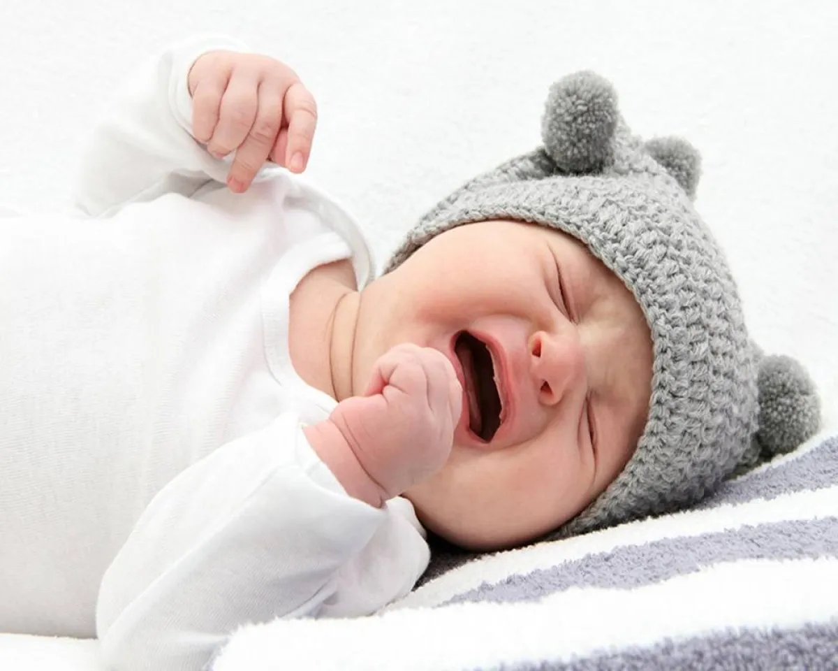 صورة لطفل صغير يبكي