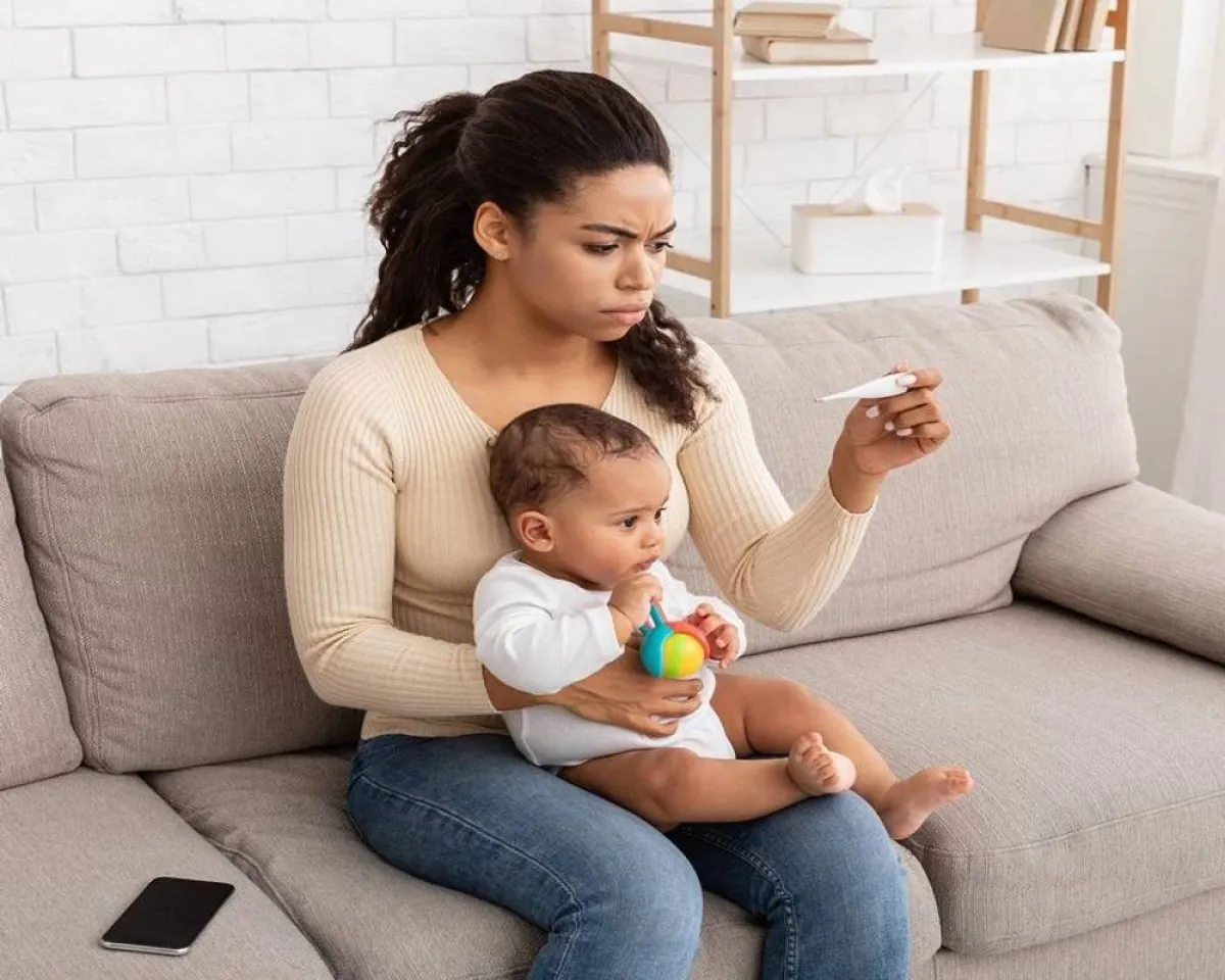 صورة لطفل يعاني من الحمى