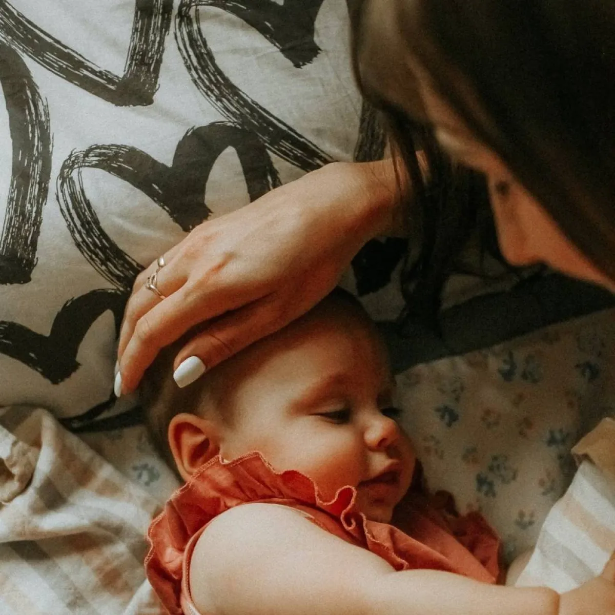 صورة لطفل وأمه