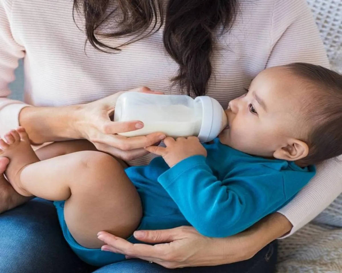 صورة لطفل صغير يتناول الحليب