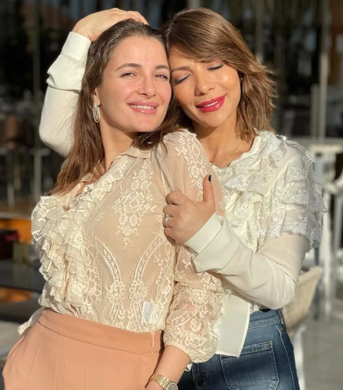 أصالة ترتدي بلوزة من الدانتيل البيج