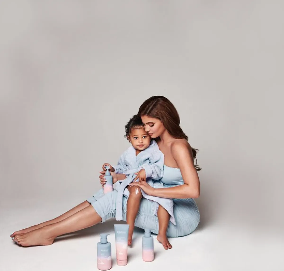 كايلي جينير ترتدي زياً ازرق باستيل