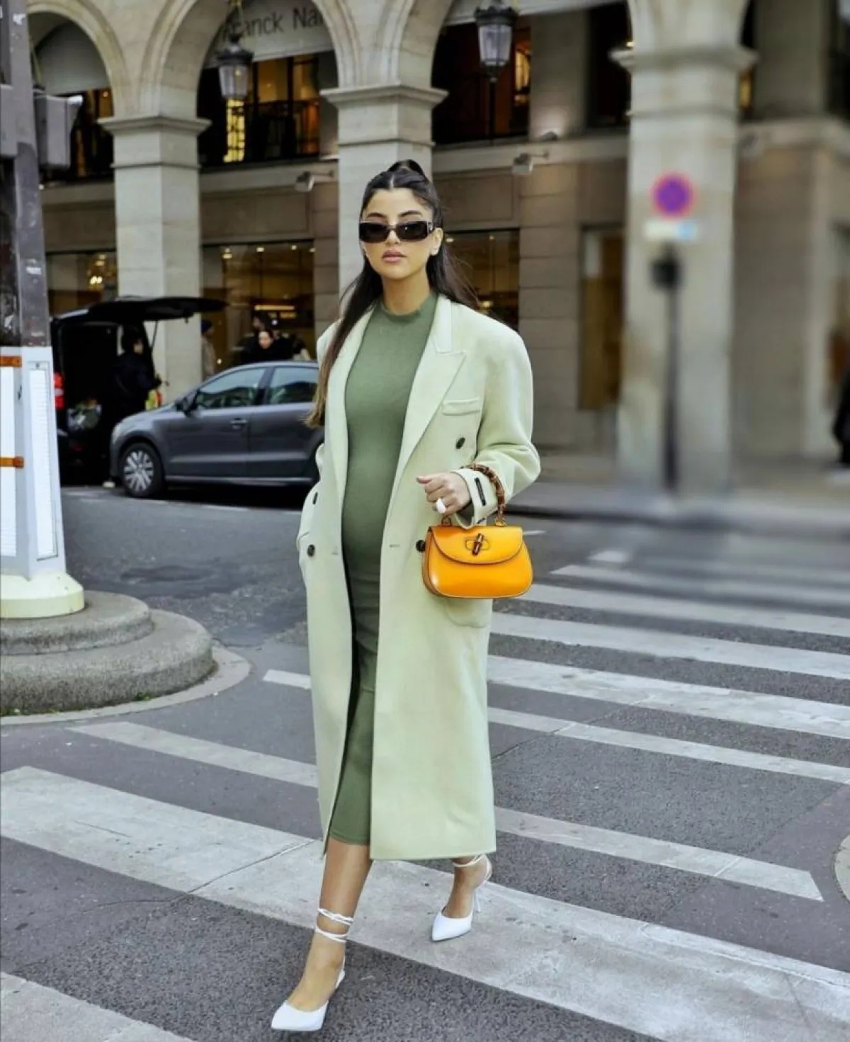 علا فرحات بأزياء الحمل