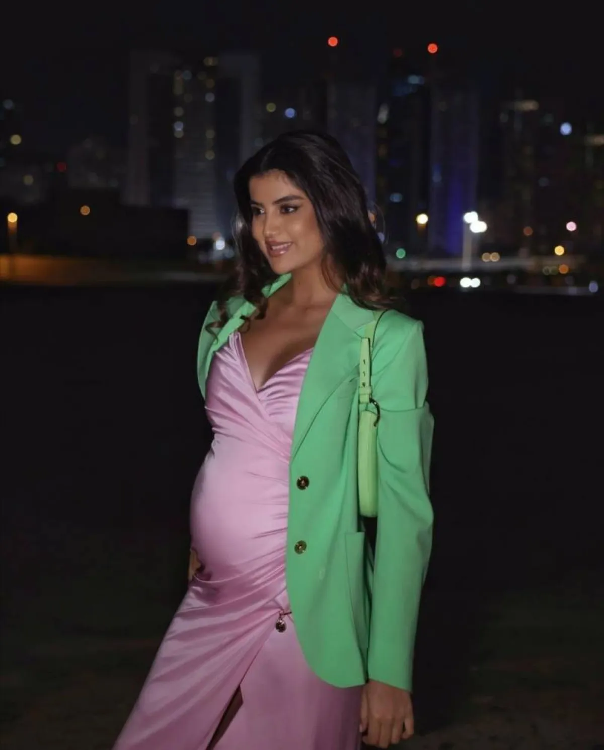 علا فرحات بأزياء الحمل