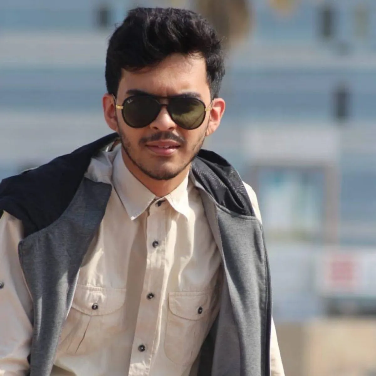 تظهر الصورة محمد خان مصدر الصورة محمد خان