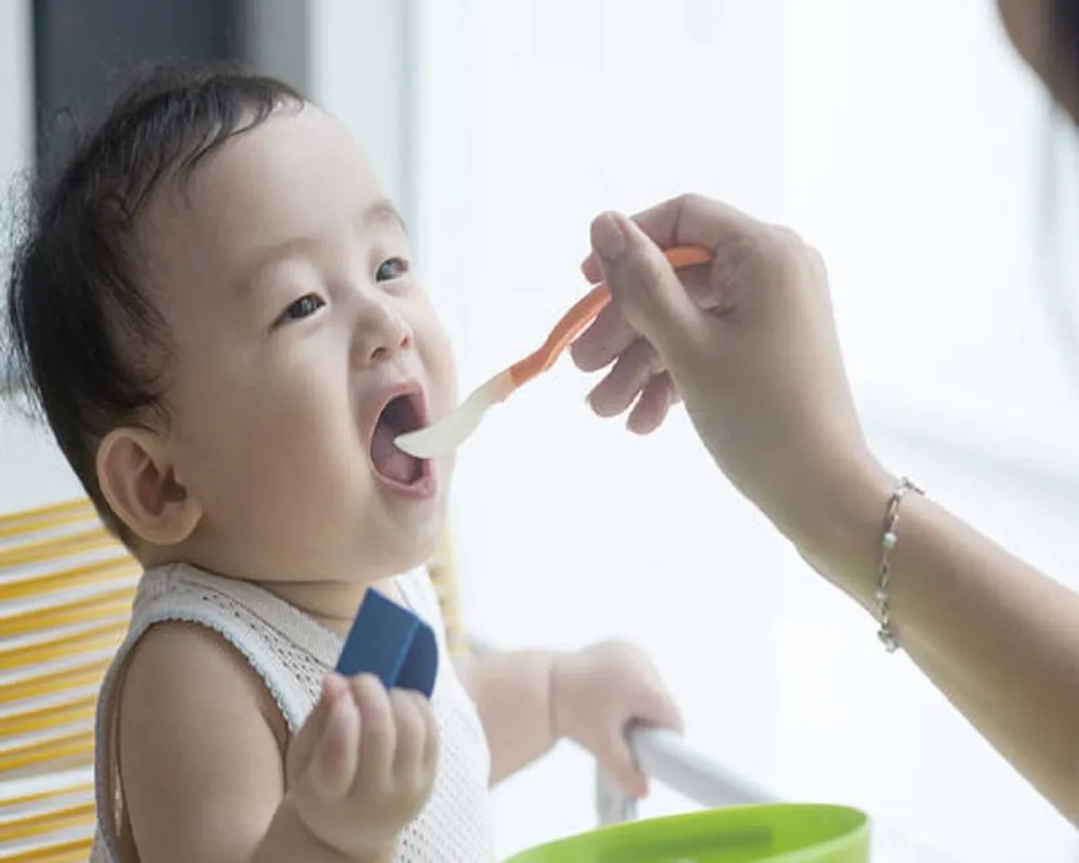 صورة لطفل يتناول مهروس الملفوف