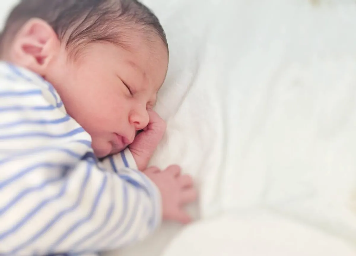 صورة لطريقة نوم مولود لها تأثيرها على شكل رأسه