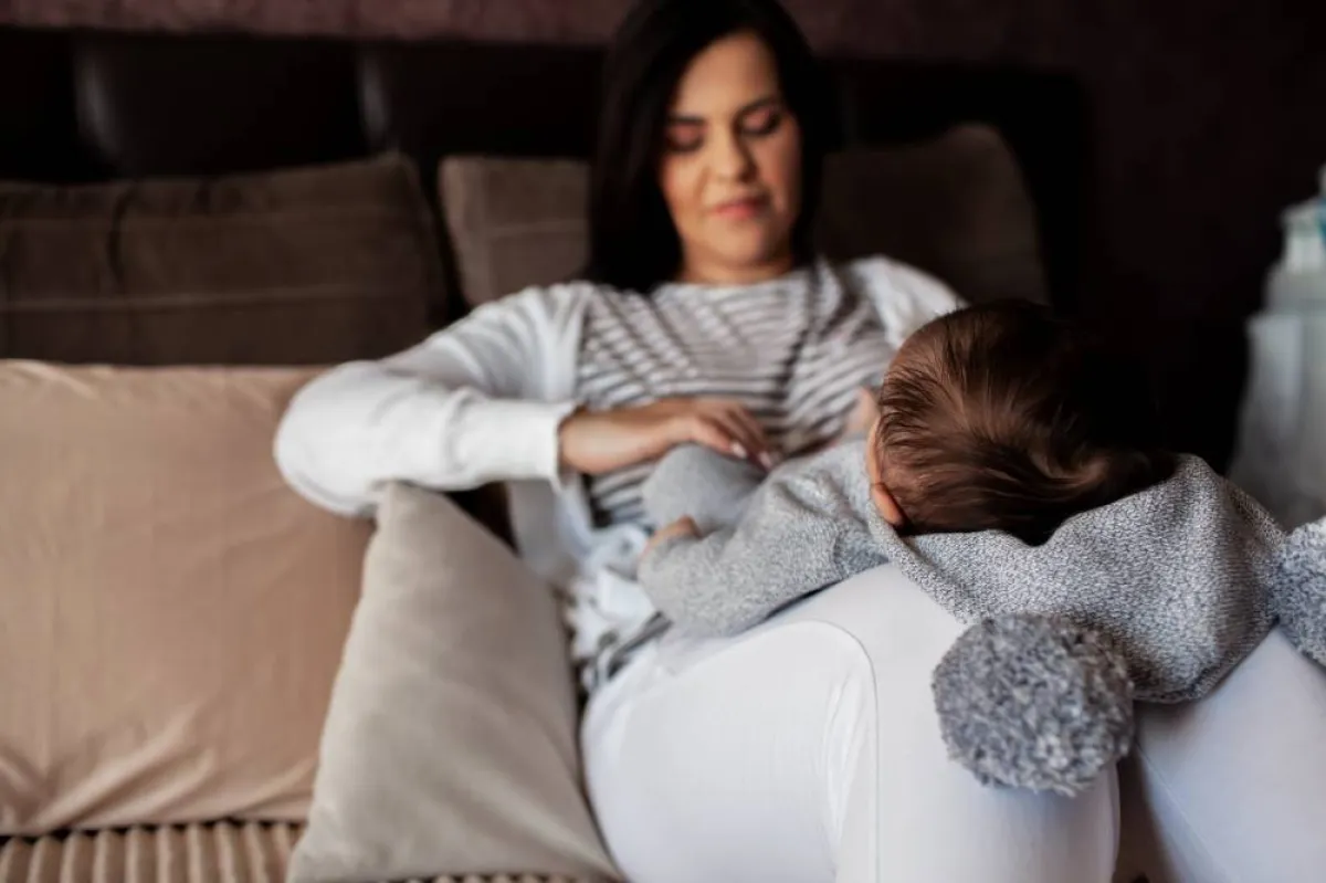 صورة لأم تقوم بتمرين لتعديل رأس مولودها