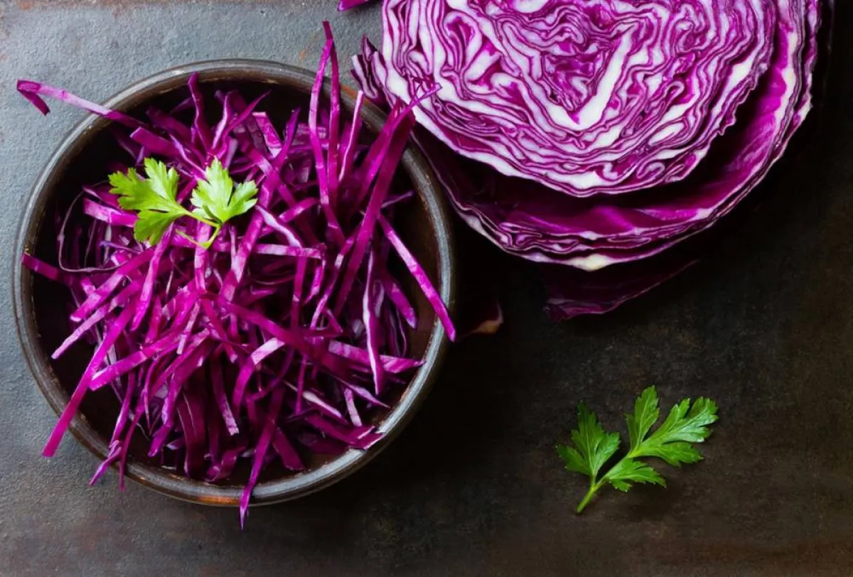 صورة لطفل يتناول الملفوف