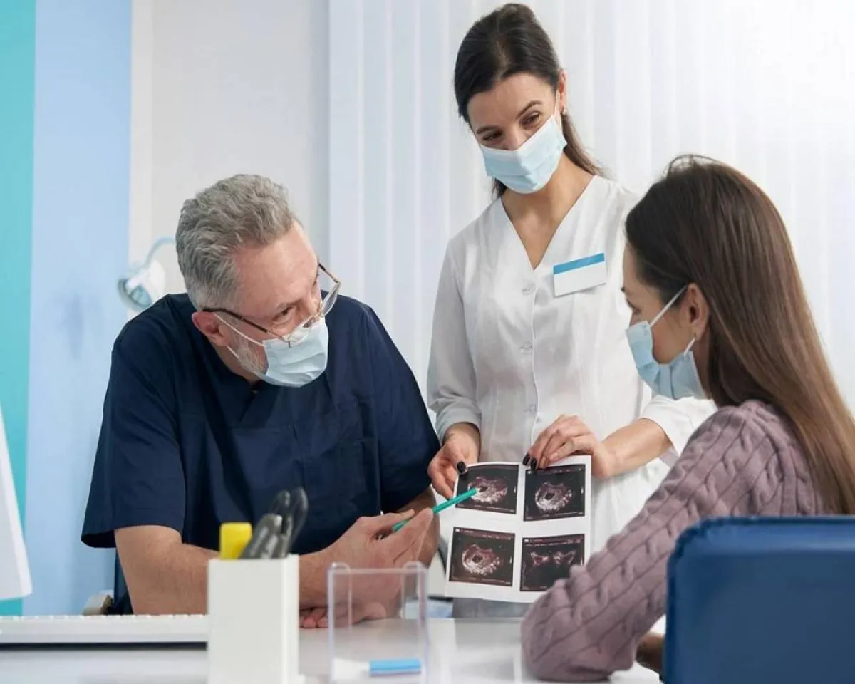 صورة لطبيب يقوم بتشخيص الفتق