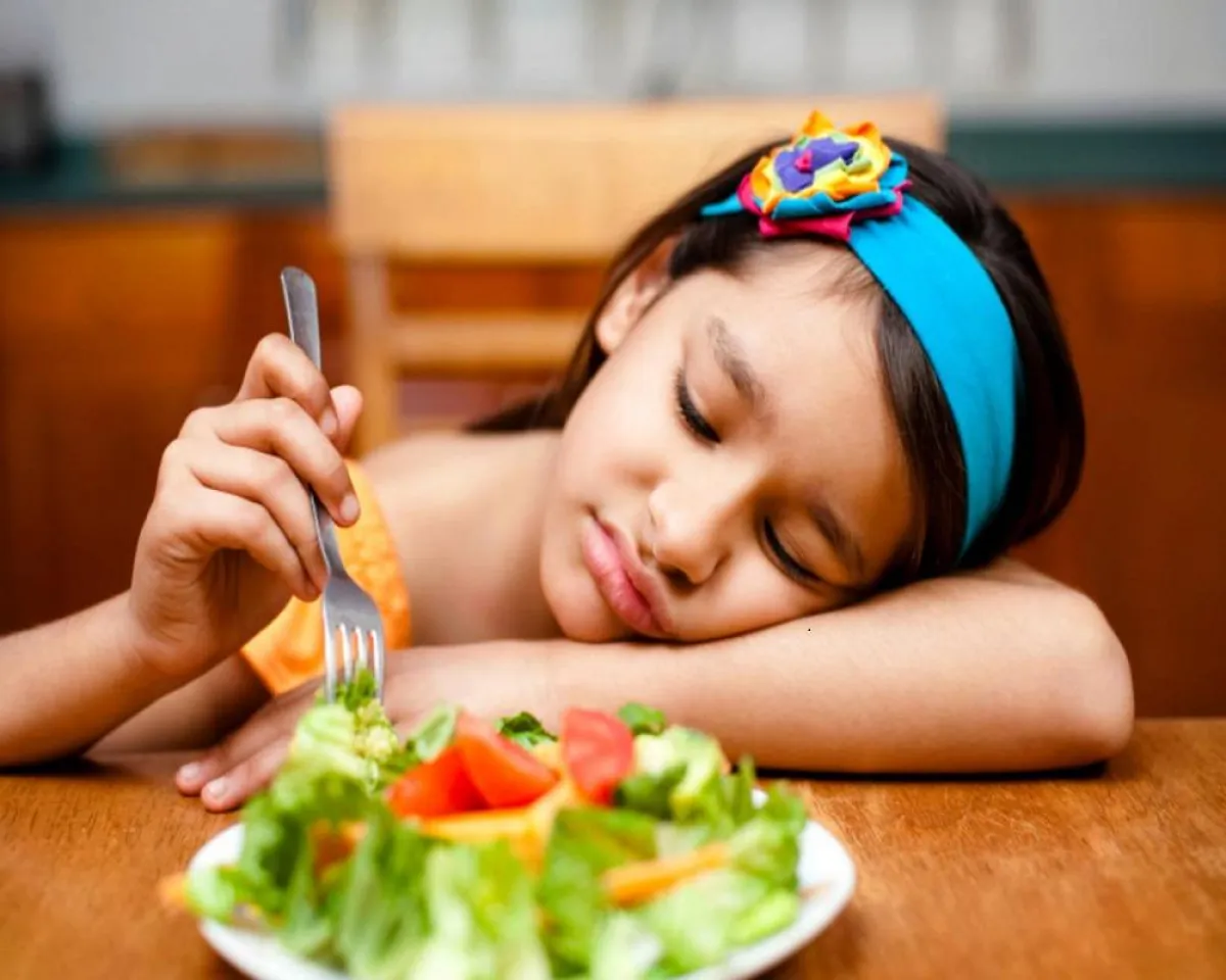 صورة لطفلة تتناول الملفوف