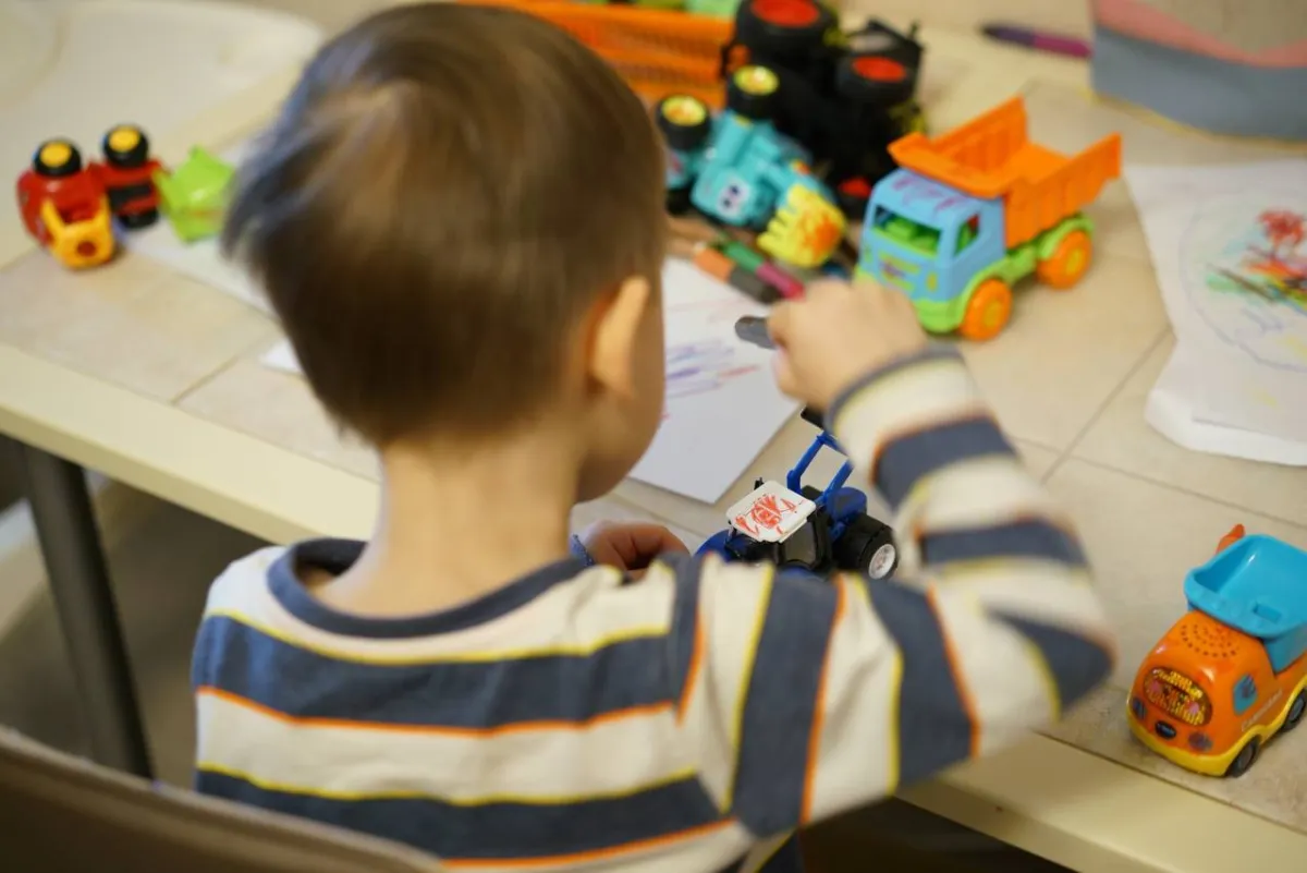 صورة لطفل يلعب