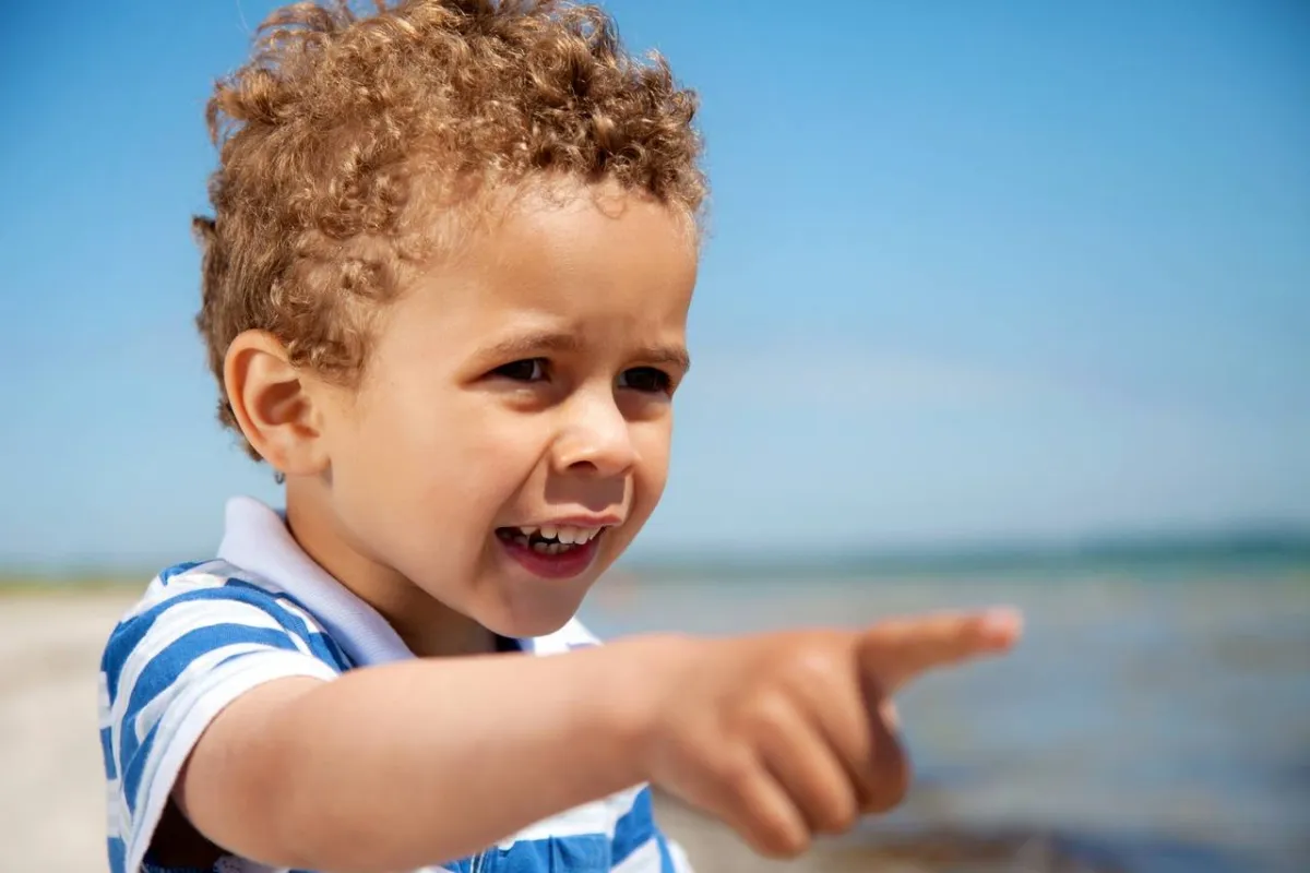 صورة طفل يشير بإصبعه