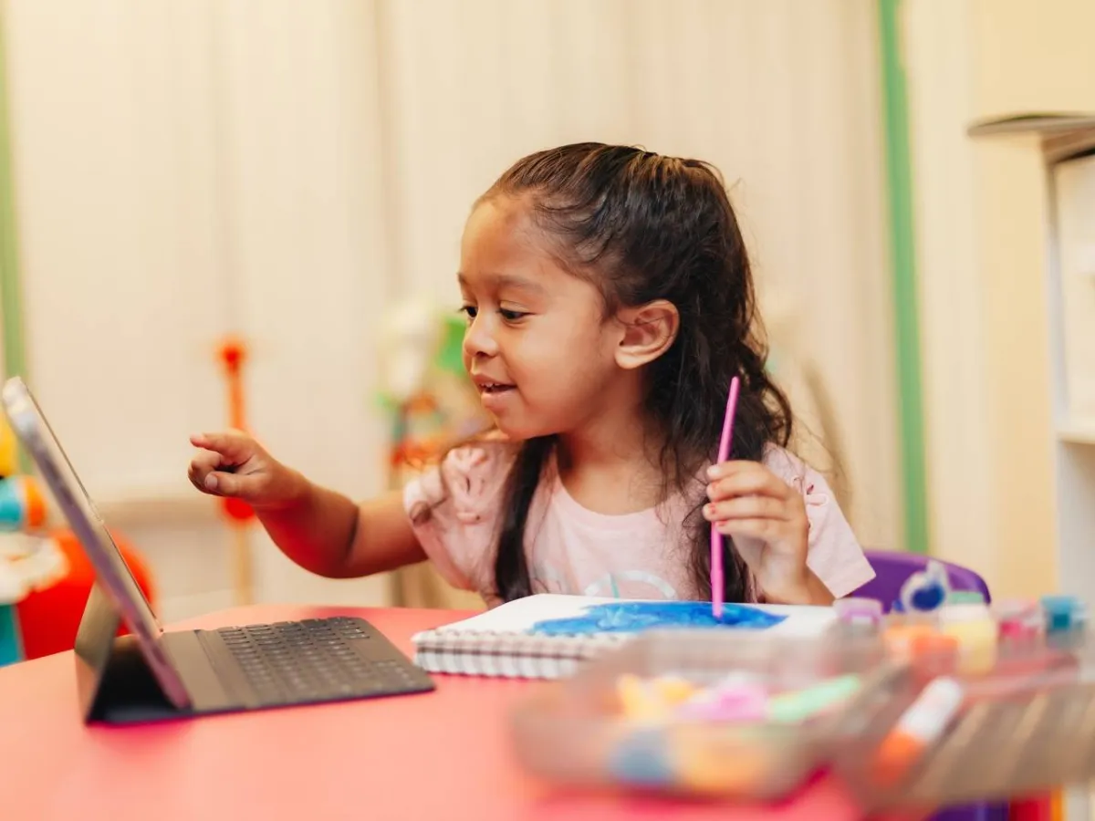 صورة طفلة تلعب