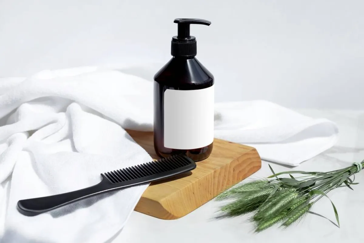 الشامبو يستخدم في تنظيف الأمشاط وفراشي الشعر